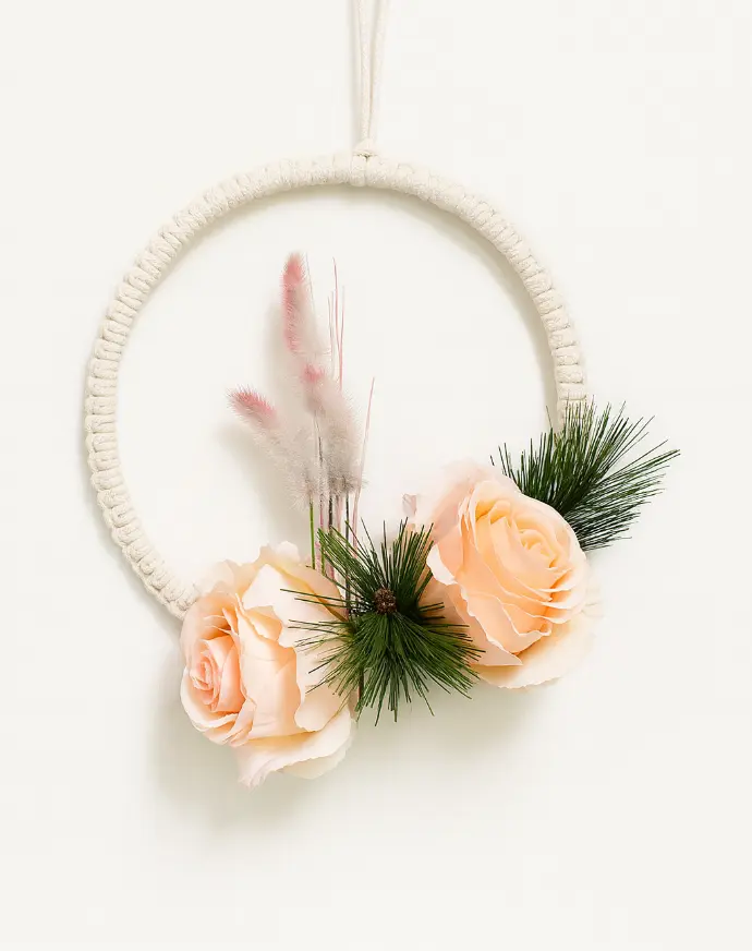 Moderner Blumenkranz: Moderner Blumenkranz mit Blumen und dekorativen Elementen