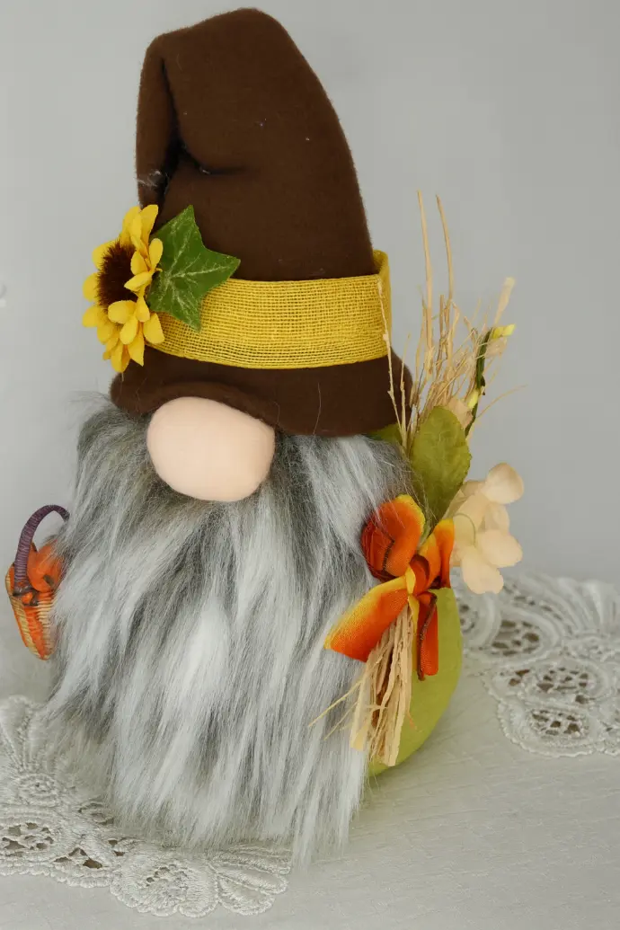Gnome selber gestalten: Selbst gestalteter Gnom mit saisonaler Dekoration