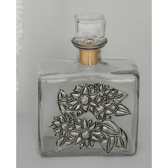 Metallprägen: Dekoriertes Glas mit geprägtem Metallmotiv