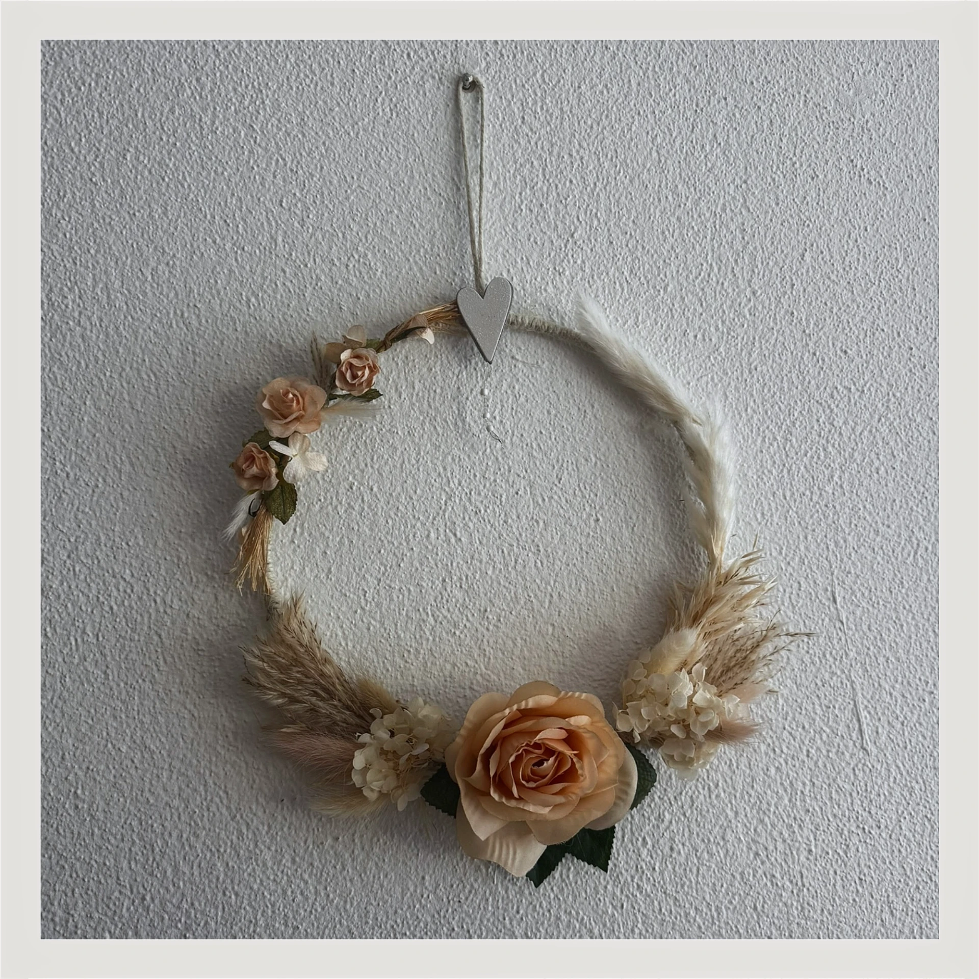 Moderner Blumenkranz mit Blumen und dekorativen Elementen