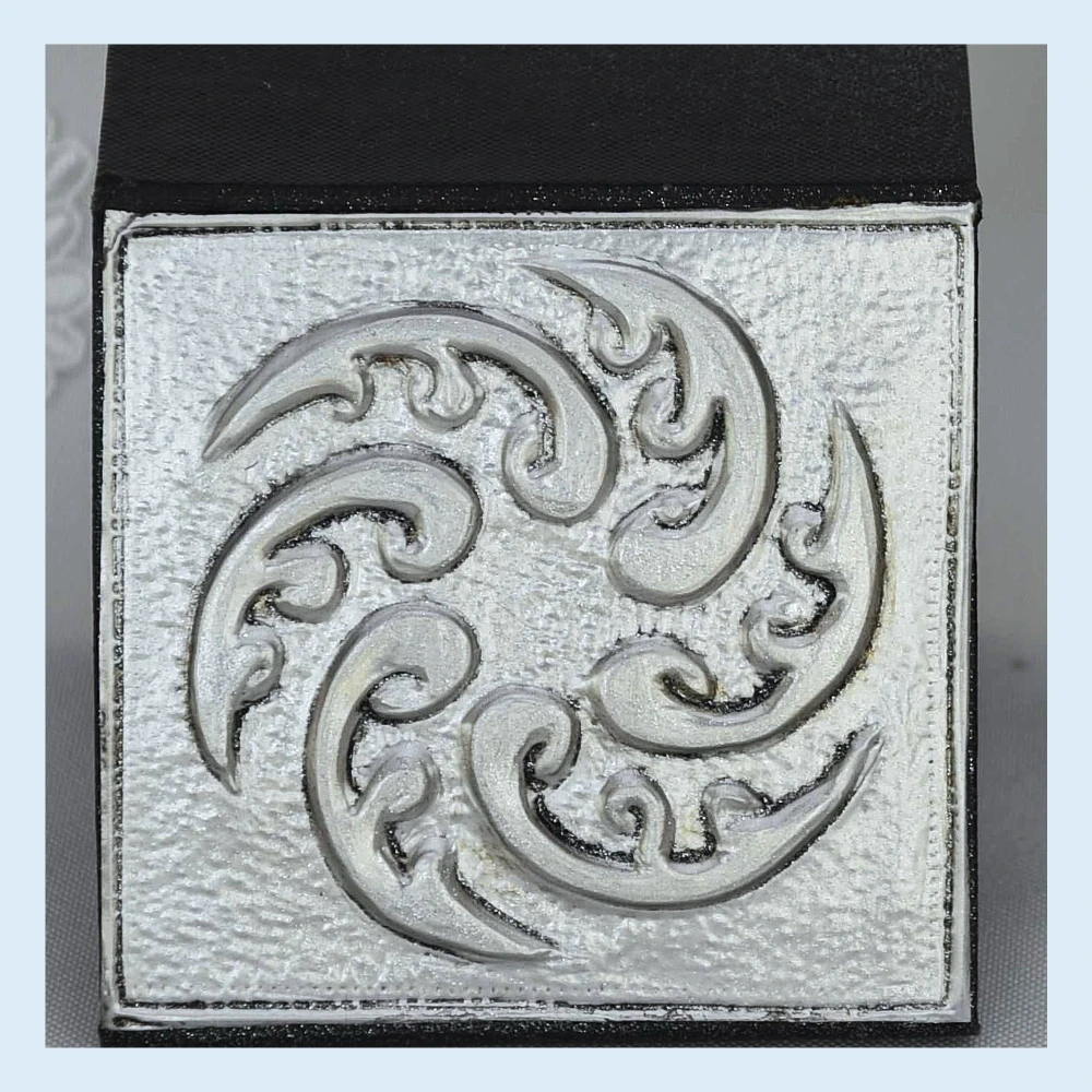 Dekorierte Schachtel mit geprägtem Metallmotiv