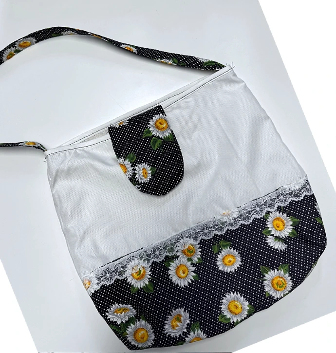 Taschen nähen: Selbst genähte und dekorierte Stofftasche