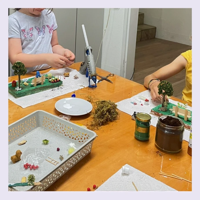 Selbst gestalteter Minigarten mit Pflanzen und Dekoration