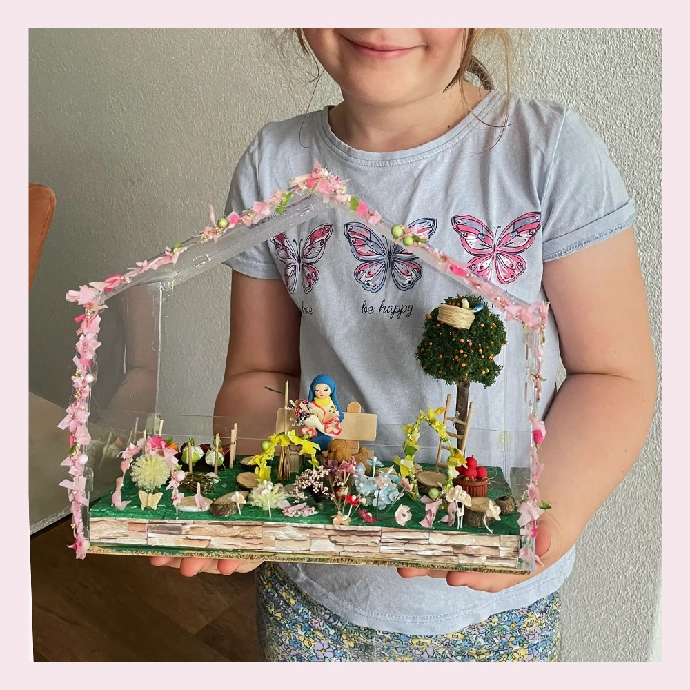Selbst gestalteter Minigarten mit Pflanzen und Dekoration