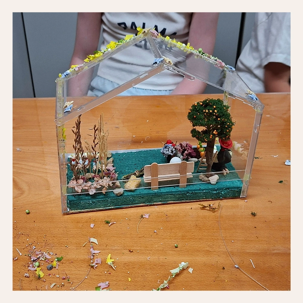 Selbst gestalteter Minigarten mit Pflanzen und Dekoration