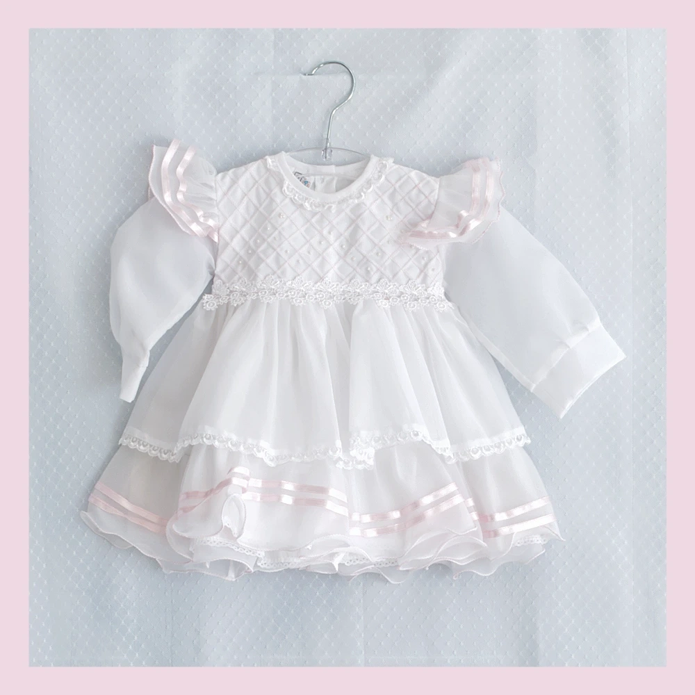 Weisses festliches Kleid mit Spitzen-Details