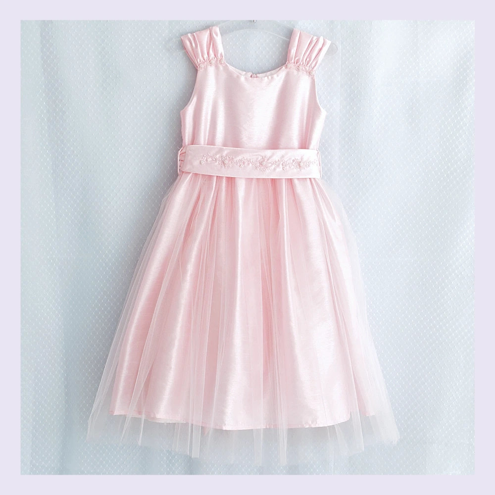 Rosafarbenes festliches Kinderkleid