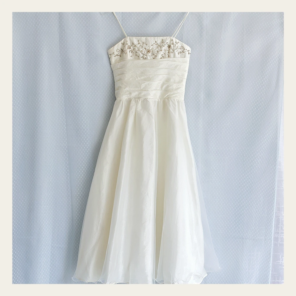 Cremefarbenes festliches Kleid für Mädchen