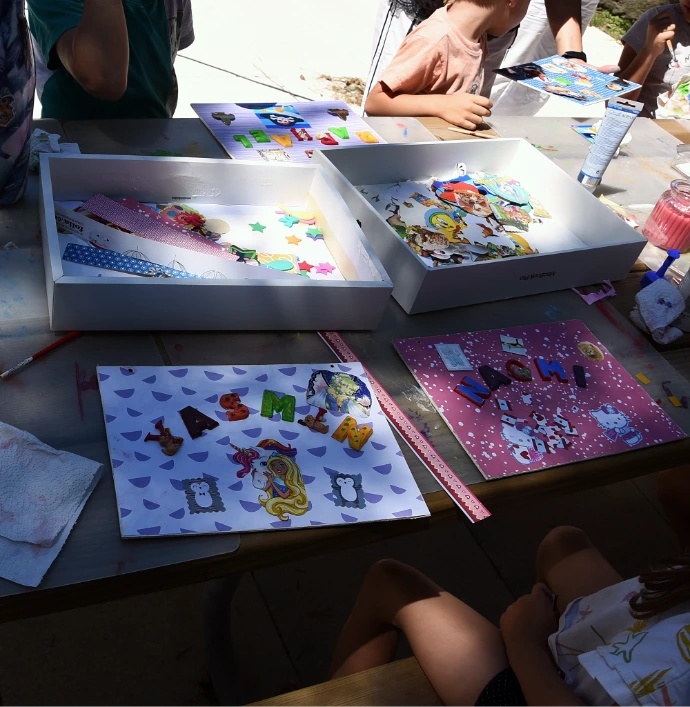 Basteltisch im Garten für einen Kindergeburtstag bei Fantasy Corner